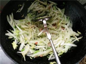 下切好的芹菜，加适量的食盐翻炒至微软