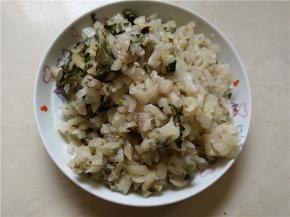 将糟白菜洗净切成小段，装盘待用