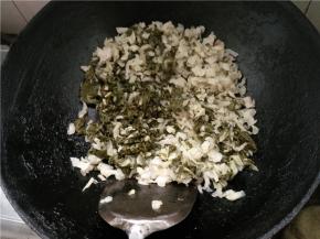 将锅擦干，放入切好的糟白菜炒干水分，铲出装盘待用