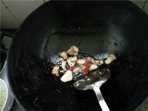 热锅下油烧热，下切好的蒜末和辣椒段，炒出香味