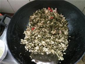 放入炒好的糟白菜，加生抽翻炒一会儿