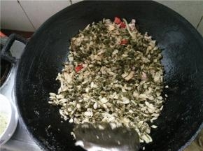 放入炒好的糟白菜，加生抽翻炒一会儿