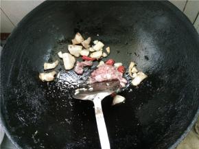 炒香蒜和辣椒段后，放入切好的猪肉，加入食盐翻炒