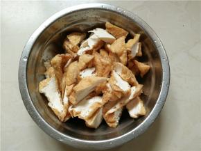 把三角豆腐洗净切成片，装盘待用