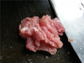 将猪肉洗净切薄片待用