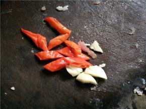 将蒜切片，辣椒斜切成段待用