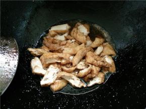加入适量清水，将豆腐煮软，铲出待用