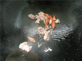 热锅下油，把切好的蒜片和辣椒段下锅炒出香味，放入切好的猪肉加食盐翻炒