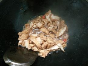 加入炒好的三角豆腐翻炒，加些清水煮一下