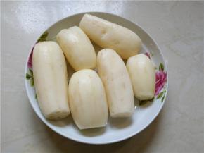 莲藕刮皮洗净装盘待用