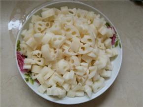 将洗净的莲藕切成宽约1厘米的小块，装盘待用