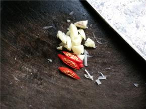 将蒜切成蒜末，辣椒斜切成小段，待用