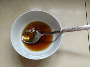 调糖醋汁，将生抽、白砂糖、白醋、清水按1:2:3:4的比例调和在一起