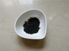将黑芝麻用无水的锅，稍微炒一下，芝麻炒出香味就可以乘出来了