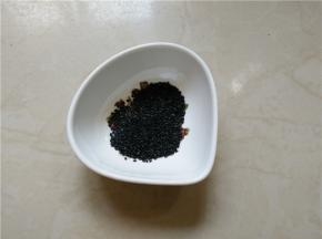 将黑芝麻用无水的锅，稍微炒一下，芝麻炒出香味就可以乘出来了