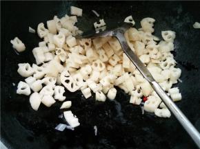 热锅冷油，将切好的蒜末和辣椒段下锅炒出香味，将切好的莲藕块下锅，加食盐翻炒