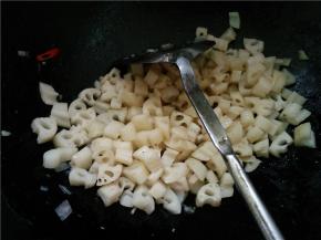 莲藕块炒到有些变软后，加入调好的糖醋汁，继续翻炒，大火收汁