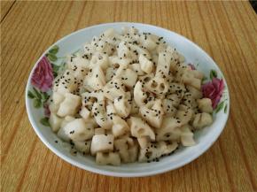 待汤汁差不多收干后，就可以装盘了，撒上炒好的芝麻，即可