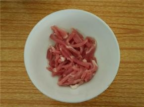 将猪肉切成三分之一指宽的肉丝装碗待用