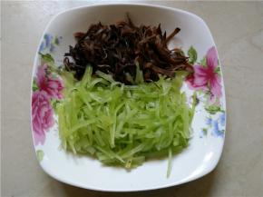 将泡好的黑木耳切丝，青笋去皮切丝，装盘待用