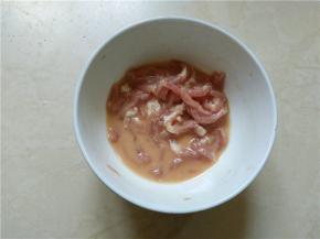 将切好的猪肉用生粉、生抽、食盐腌一下待用