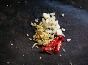 将生姜切成末，蒜切成蒜末，辣椒斜切段待用