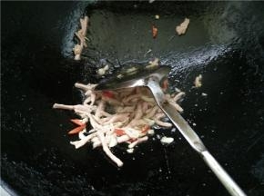 锅加油，等油热了，下生姜末、辣椒段和蒜末炒出香味，再放入腌好的肉丝翻炒，加盐调味