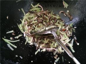 加入调好的酸醋汁翻炒一会儿