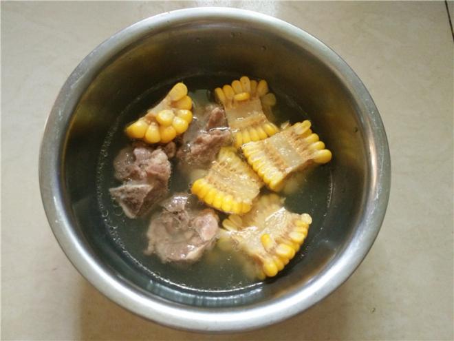 玉米炖排骨