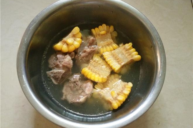 玉米炖排骨