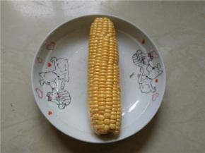 将玉米洗净装盘待用
