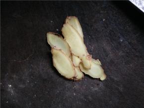 将生姜洗净，切成薄片待用