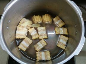 倒掉焯排骨的水，加入切好的玉米、生姜，加入适量的水