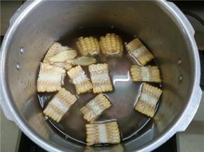 倒掉焯排骨的水，加入切好的玉米、生姜，加入适量的水