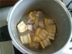 将浮油舀去，加入适量的盐，搅拌一下