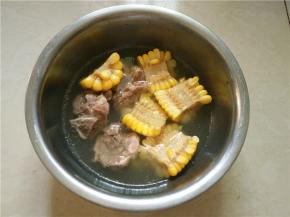 将玉米排骨装碗即可