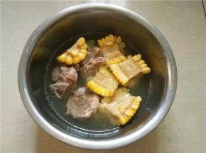 将玉米排骨装碗即可