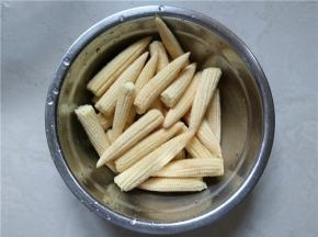 将玉米芽洗净装盘待用