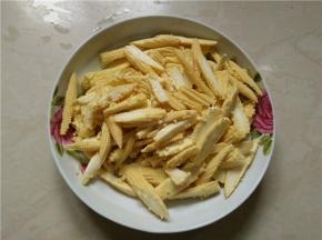将玉米芽切成薄片，装盘待用