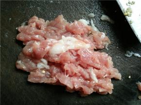 猪肉洗净切成薄片待用