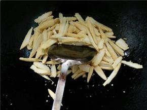 火上架锅，锅热下油，放入切好的玉米芽翻炒片刻，装盘待用