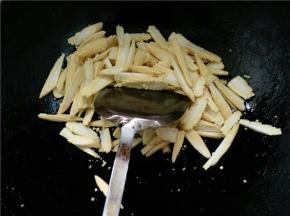 火上架锅，锅热下油，放入切好的玉米芽翻炒片刻，装盘待用