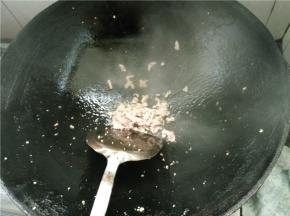 热锅下油，把切好的猪肉片下锅翻炒片刻