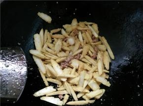 把炒好的玉米芽发入锅内翻炒，加食盐调味