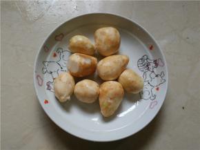 将小芋头去皮洗净装盘待用