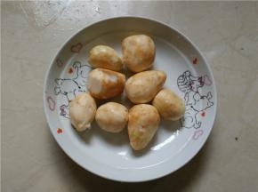 将小芋头去皮洗净装盘待用