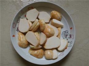 将洗好的小芋头切成片装盘待用