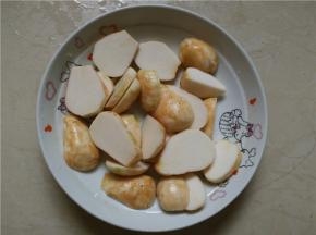 将洗好的小芋头切成片装盘待用