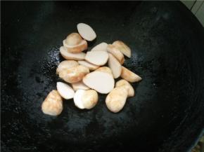 火上架锅，加油烧热，加入切好的芋头加盐翻炒