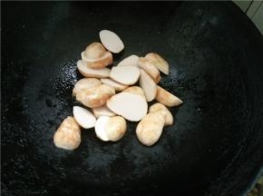 火上架锅，加油烧热，加入切好的芋头加盐翻炒